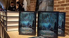 Na novou knihu spisovatele Dana Browna �ekaly stovky lidí. (9. zá�í 2025)