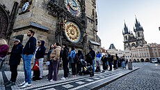 Na novou knihu spisovatele Dana Browna �ekaly stovky lidí. (9. zá�í 2025)