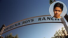 Ozdobná brána na Arizona Boys Ranch nedaleko Phoenixu, kde bývalý trenér...