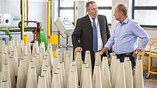 Polský premiér Donald Tusk (vpravo) si prohlí�í munici s prezidentem chemického...