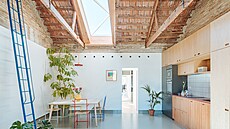 Ze zanedbaného d�lnického domku na p�edm�stí �pan�lského m�sta Cartagena...