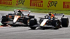 Max Verstappen bojuje s Landem Norrisem ve Velké cen Itálie.