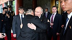Ruský prezident Vladimir Putin a severokorejský v�dce Kim �ong-un se objímají...