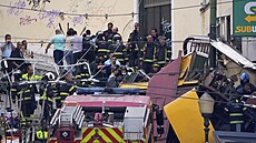 Záchranné týmy v Lisabonu pracují na míst vykolejení lanovky. (3. záí 2025)