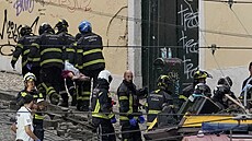 Hasi�i nesou na nosítkách t�lo po havárii lanovky v Lisabonu. (3. zá�í 2025)