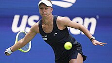 Barbora Krej�íková vybírá úder ve �tvrtfinále US Open.