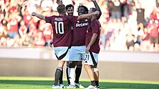 Bony Wilfried slaví se starými páteli vstelenou branku.