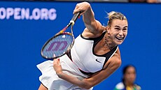 Sv�tová jedni�ka Aryna Sabalenková p�i podání b�hem finále US Open
