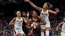 Bývalá opora USK Praha Alyssa Thomasová (uprosted) stanovila nový rekord v...