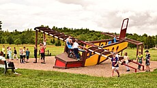 D�evo na d�tských h�i�tích: bezpe�né, krásné a blízké p�írod�