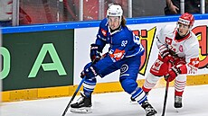 Brnnský obránce Filip Král kontroluje kotou.