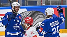 Brat�i Zohornové Tomá� (vlevo) a Hynek slaví gól Komety proti Odense.