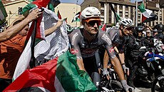 Peloton se zdr�el je�t� p�ed oficiálním startem 14. etapy �pan�lské Vuelty....