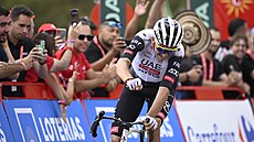 �pan�lský cyklista Marc Soler ze stáje UAE slaví vít�zství ve 14. etap� Vuelty.