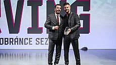 Generální �editel hokejové Sparty Petr Vosmík dodate�n� p�edává Aaronu...