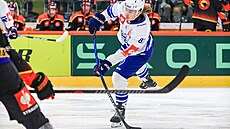 Filip Král st�ílí gól Komety Brno v Bernu v rámci Ligy Mistr�.