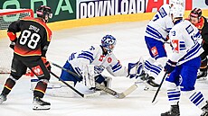 Ga�per Kro�elj  chytá ránu domácích v zápase Komety Brno v Bernu v rámci Ligy...