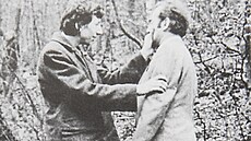 JAK TO BYLO. Ladislav Hojer ukazuje Markovi�ovi, jak vra�dil. Stejnou scénu v...