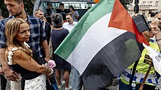 V demonstraci propalestinských aktivist� proti ministrovi zahrani�í Janu...