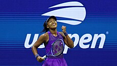 Japonská tenistka Naomi Ósakaová slaví postup do semifinále US Open.