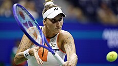 Markéta Vondrouová se soustedí na úder v osmifinále US Open.