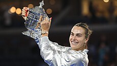 Aryna Sabalenková pózuje s trofejí pro �ampionku US Open.
