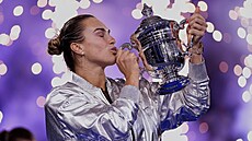 Aryna Sabalenková pózuje s trofejí pro �ampionku US Open.