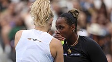 Kate�ina Siniaková (vlevo) a Ameri�anka Taylor Townsendová se domlouvají ve...