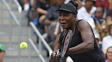 Ameri�anka Venus Williamsová hraje bekhend ve �tvrtfinále �ty�hry US Open.