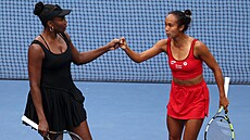Ameri�anka Venus Williamsová (vlevo) a Kana�anka Leylah Fernandezová se hecují...