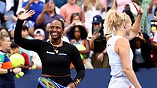 Kate�ina Siniaková (vpravo) s Ameri�ankou Taylor Townsendovou zdraví fanou�ky...