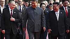 V�dci Si �in-pching, Kim �ong-un a Vladimir Putin na �erveném koberci. Vojenská...
