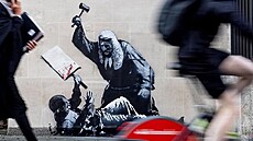 Nové Banksyho dílo na soudní budov zpodobuje soudce bijícího demonstranta....