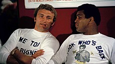Joe Bugner a Muhammad Ali na spole�né tiskové konferenci v New Yorku v roce...