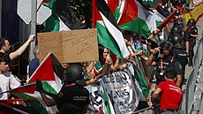 Organizáto�i rad�ji postavili v cíli 15. etapy Vuelty je�t� jednu �adu pl�tk� a...