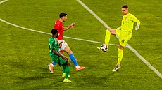 Branká� Mat�j Ková� zpracovává saudskou st�elu.