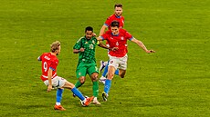 Salem Al Dawsari v obklíení Michala Berana a Martina Vitíka.