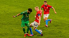 Václav Jemelka brání mí ped Abdulrahmanem Al Oboudem, na pomoc pibíhá Michal...