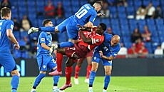 Slovinec Timi El�ink a Breel Embolo ze �výcarska se p�i souboji o mí� dostali...