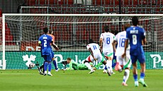 Italský úto�ník Moise Kean prost�eluje izraelského branká�e Daniela Peretze.