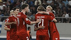 Dán�tí hrá�i slaví vedení p�ed zklamanými fanou�ky �ecka.