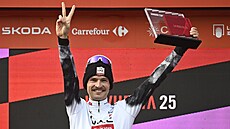 Jay Vine na pódiu po vítzství v desáté etap Vuelty.