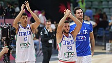 Ital�tí basketbalisté d�kují fanou�k�m po vít�zství nad �pan�lskem.
