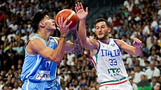 Italský basketbalista Achille Polonara v akci proti �ecku.
