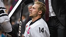 Filip Chlapík na stídace bhem utkání Ligy mistr proti Klagenfurtu.