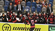 Filip Chlapík pijímá gratulace ze stídaky po promnném nájezdu.