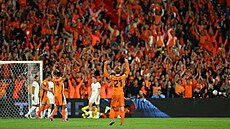 Nizozemská radost na stadionu v Rotterdamu po gólu proti Polsku.