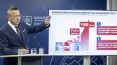 Slovenský ministr financí Ladislav Kamenický (Smer-SD) bhem tiskové konference...