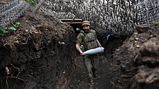 Ukrajin�tí vojáci st�ílí na nep�ítele v blízkosti Kupjansku v Charkovské...