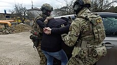 P�íslu�níci ruské Federální bezpe�nostní slu�by (FSB) zadr�eli mu�e na Krymu,...